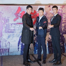 玩3p我被两个男人夹在中间
